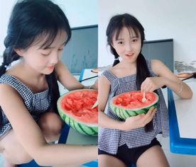 卓沅吃瓜拍照,趣味瞬间引网友热议